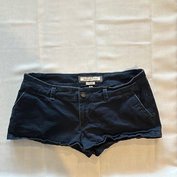 Abercrombie & Fitch stretch navy blue‎ twill chino 2” inseam shorts size 8 EUC - Picture 1 of 3